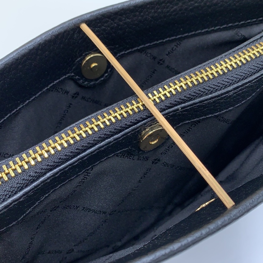 MICHAEL KORS LARGE TRIPLE XBODY BAG BLACK COLOR - Picture 6 of 16